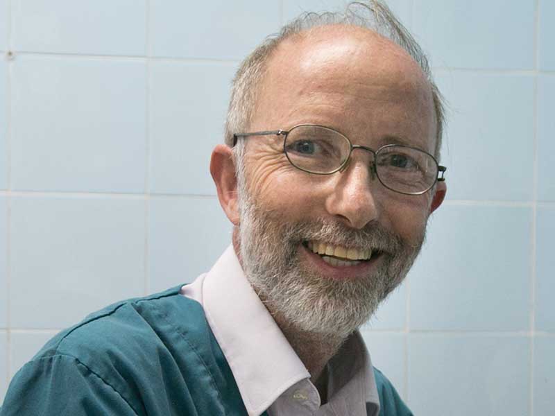 מנהל את בית החולים הוטרינרי בדרום - ד"ר ריצ'רד בנט